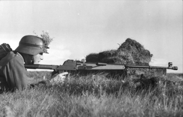 Немецкий солдат с ПТР PzB39