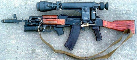 Автомат АК-74Н с установленным ночным прицелом и подствольным гранатометом
