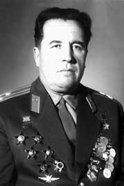 Летчик-испытатель Алексе́й Петро́вич Яки́мов, кавалер пяти орденов Красной Звезды