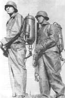 Немецкие огнеметчики с огнеметами Flammenwerfer 35 в защитных костюмах