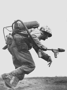 Пехотинец США с огнеметом M2-2