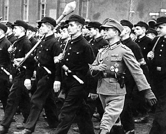 Гитлерюгенд с Panzerfaust на параде весной 1945 года в Берлине