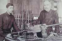 Пулемет Максима-Токарева и Ф.Н. Токарев с сыном