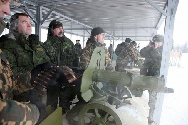 Д. Медведев ведет огонь из пулемета Максим на полигоне курсов «Выстрел»