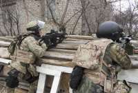 Боец спецназа ФСБ с пулеметом «Печенег» (справа)