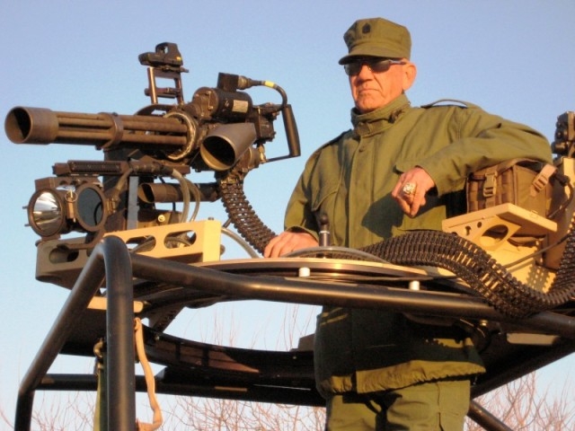 Многоствольный пулемет, установленный на армейском джипе