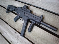 Пистолет-пулемет HK UMP-45 с глушителем, коллиматорным прицелом и американским прикладом в стиле M4