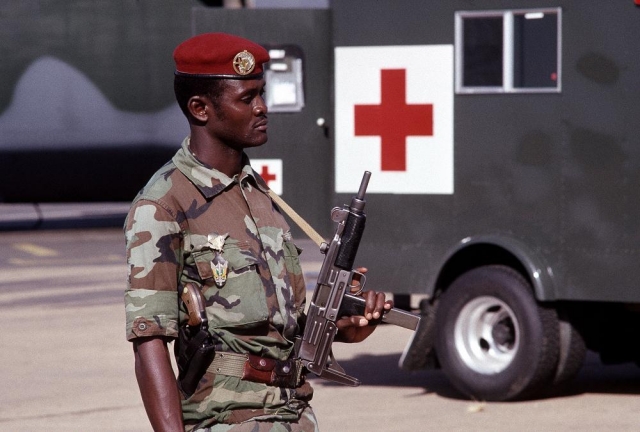 Нигерийский солдат с ПП UZI