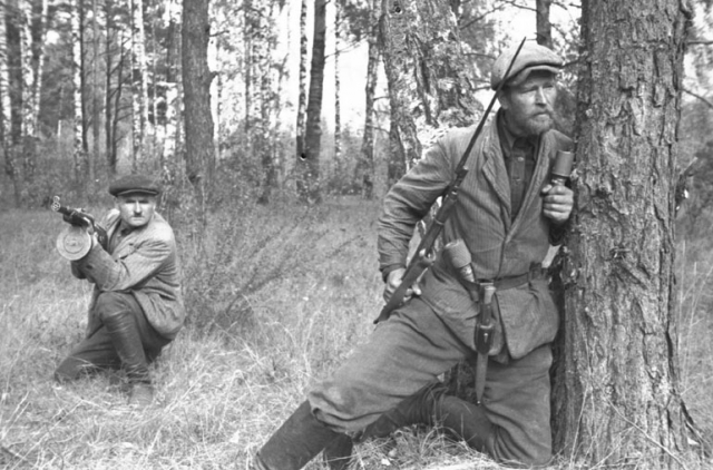 Советские партизаны в белорусском лесу с ППД-34/38