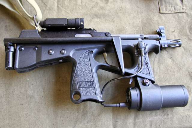 Пистолет-пулемет ПП-2000 с ЛЦУ и тактическим фонарем