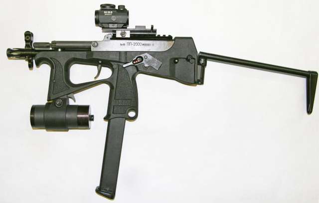Пистолет-пулемет ПП-2000 с коллиматорным прицелом и тактическим фонарем