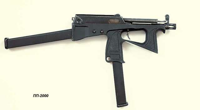 Пистолет-пулемет ПП-2000 с запасной обоймой, установленной в качестве плечевого упора