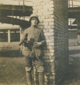 Немецкий солдат, вооруженный МР-18