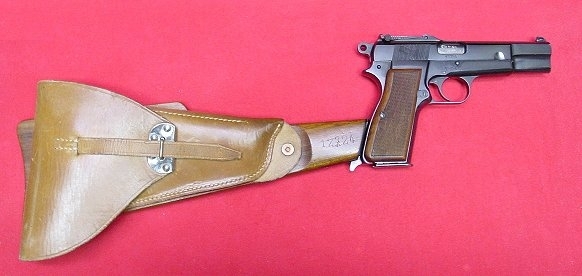 Финский пистолет Browning Hi-Power с пристегнутой кобурой-прикладом