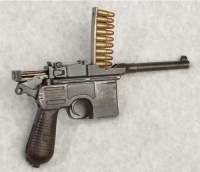 Перезаряжание пистолета Mauser C96 с помощью обоймы