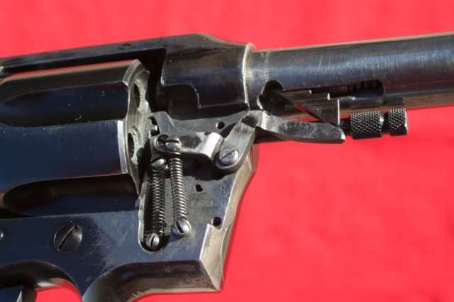 Вид на механизм вращения барабана револьвера Colt Trooper Automatic