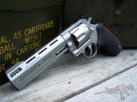 Револьвер Taurus Raging Bull калибра .44 Magnum со стволом длиной 6 дюймов