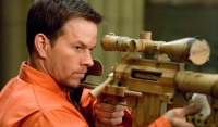 Марк Уолберг с винтовкой M-200, кадр из фильма «Стрелок»