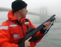 Дробовик Remington 870 в руках офицера береговой охраны США