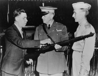 Джон Гаранд демонстрирует свою винтовку армейским генералам