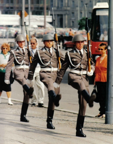 Смена караула в ГДР, вооруженного СКС, 1990 год